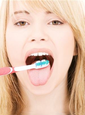 brosser la langue avec une brosse à dents